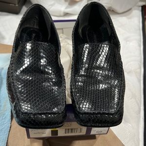 Enzo Kindo black snake pattern leather upper with man made soles 9 1/2 medium